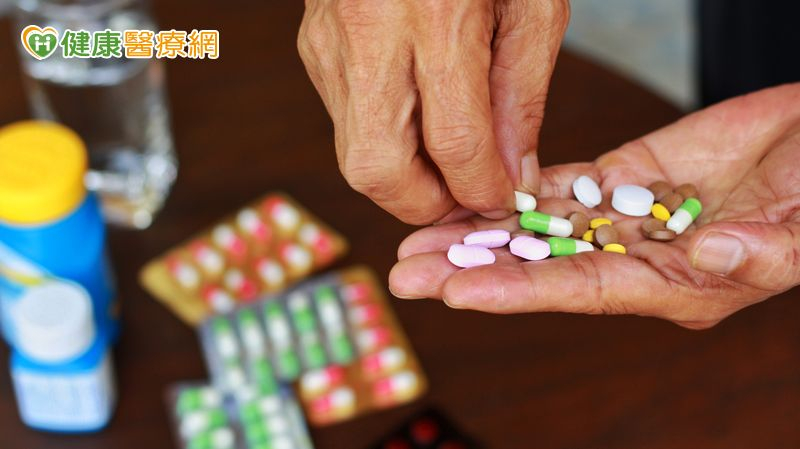 除了作息問題，花逸修也強調，胡亂吃藥是另一個肝臟殺手。不論是中藥或西藥，若長期過量、成分不明，或自行混搭服用，都可能導致藥物性肝損傷。