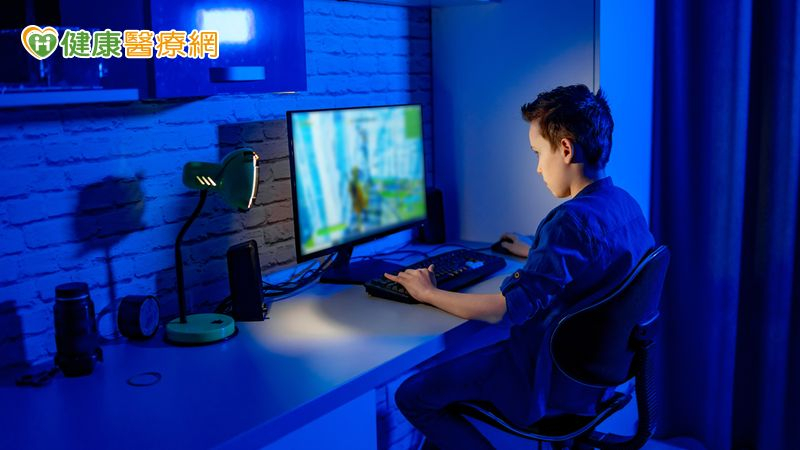 學校應明確教授學生評估AI回答的精確性、辨識偏見與正確使用方法，以及在教育部現行指引上進一步增加實用教案，並落實於校園實行。