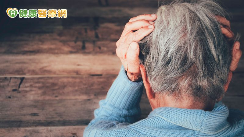 降低罹患失智症風險可藉由維持規律作息與睡眠品質、培養運動與社交習慣、多從事腦力活動（如閱讀、下棋）、均衡攝取富含抗氧化物的飲食做起。