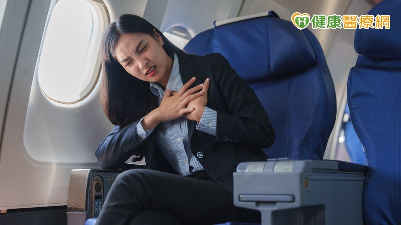 究竟該如何避免經濟艙症候群呢？柯博仁醫師表示，當搭乘長途飛機時，建議每兩小時起身活動一次。