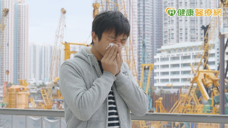 廖信閔醫師警示，氣喘急性發作時，常出現劇烈胸悶、喘鳴，甚至呼吸困難，需緊急送醫，嚴重者會因急性呼吸衰竭需插管治療。
