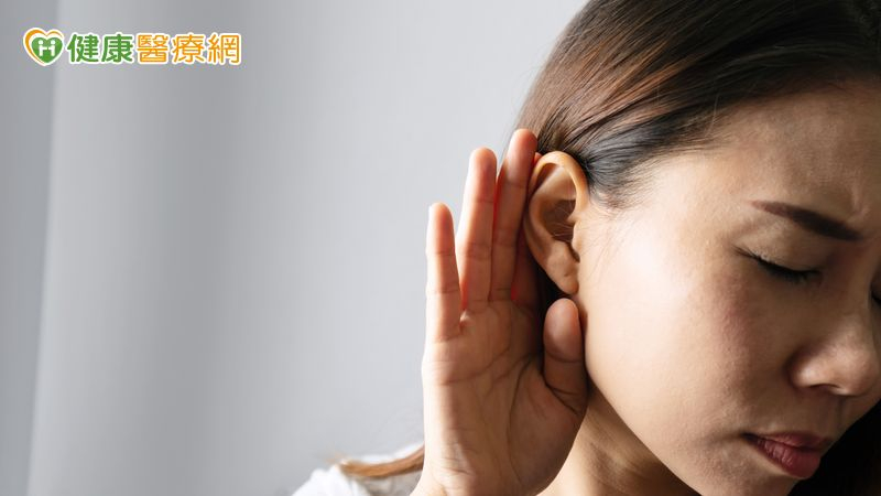 若耳咽管異常保持開啟，中耳與鼻咽相通，聲音會經由喉嚨、鼻子傳入耳內，造成耳悶感與自我聲音回音，甚至講話大聲時，還會覺得臉部跟著震動。