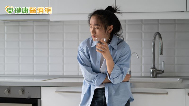 林軒任醫師說明，有研究顯示，輕度脫水（體重減少 1至2%）就可能讓人注意力下降、心情煩躁，甚至影響運動表現。