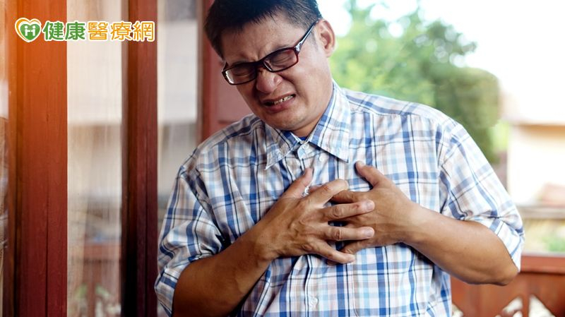 若突然出現胸痛、背痛、冒冷汗等症狀，應立即送醫。急性主動脈剝離分秒必爭，正確診斷與手術時效，往往是決定生命能否延續的關鍵。