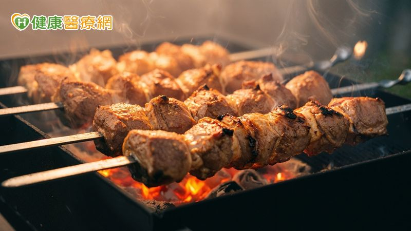 「得舒飲食」是一種保護心血管的飲食模式，強調多攝取蔬菜、水果、低脂乳製品及適量堅果好油，並以白肉取代紅肉。此飲食型態可達到高鉀、高鎂、高鈣、高纖，同時減少飽和脂肪、精製糖及鈉的攝取，有助維持健康。
