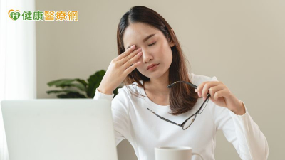 避免眼睛被榨乾！長期滑手機看3C乾眼症不自知　拖久很嚴重