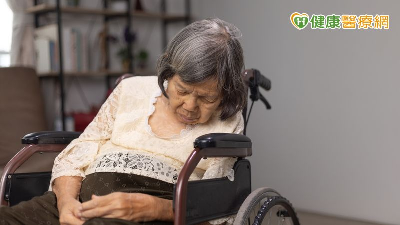 失智症的發生原因複雜且多樣，高血壓、糖尿病、心臟血管疾病、腦中風、營養不良、中毒、中樞神經系統病毒感染、免疫異常、腦部腫瘤或外傷等，都是可能導致失智症的發生。