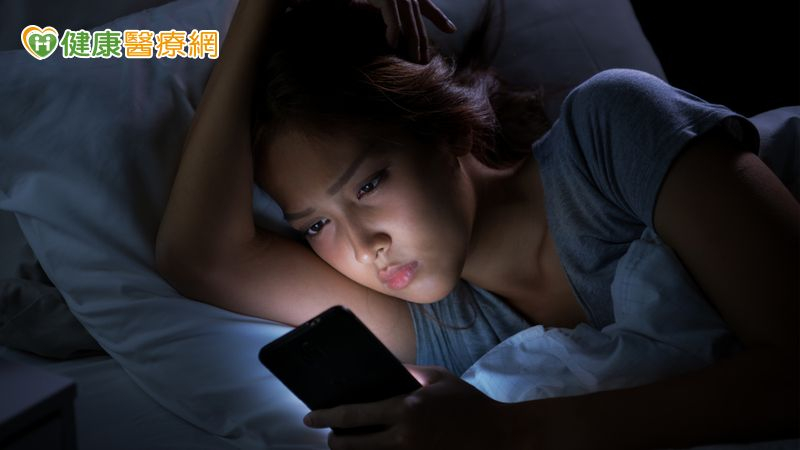 憂鬱的人較明顯的表現，可能是容易煩躁、疲倦/沒動力、微笑型憂鬱，長時間相處後會發現容易情緒低落、失去愉悅感、容易恍神、強烈的無價值感/罪惡感、自傷/自殺想法，伴隨食慾、睡眠品質的下降。