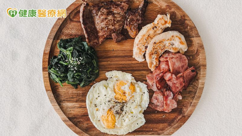 理想的蛋白質飲食模式，應以「豆類為主、魚類與家禽為輔、紅肉最少」為原則，並適量搭配蛋與乳製品。此種飲食方式不僅有助於降低慢性疾病風險，還能符合永續環境的需求。