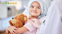 孩子抗癌路上不孤單！國健署攜手醫院推「家庭照護」　助病童康復返校