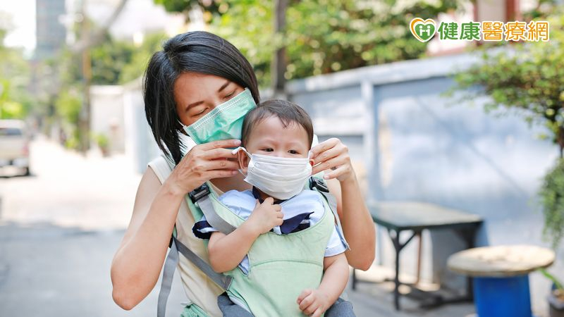 若小孩,特別是一兩歲時,沒有機會接觸細菌、病毒,也就無法建立健全的腸道微生物群,進而影響免疫系統的發育。