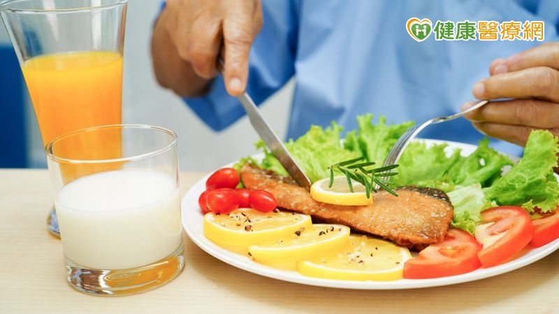 醫師建議，飲食上可多攝取牛奶、深綠色蔬菜與豆製品；運動則以慢跑、快走等負重運動為佳，並每天曬10至20分鐘太陽促進維生素D合成。