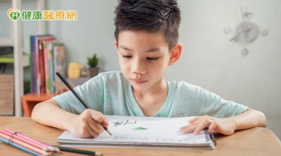 人類智商首度下降！研究揭「兒時人際危機」正在改變孩子大腦