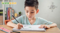 人類智商首度下降！研究揭「兒時人際危機」正在改變孩子大腦