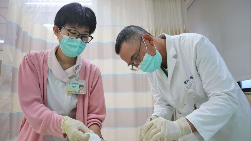 衛生福利部桃園醫院整形外科醫療團隊採取「交替式負壓抽吸結合傷口浸泡療法」，成功治療一名61歲糖尿病男性患者。圖：部桃提供