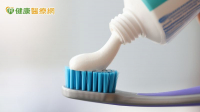 牙膏刷白茶葉蛋＝可美白牙齒？含氟牙膏會致癌？食藥署來闢謠！