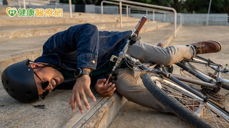 如果長期手腕疼痛伴隨腫脹或僵硬，切勿拖延，應該及早透過X光或核磁共振檢查，釐清是否為韌帶損傷或退化病變，並選擇合適治療方式。