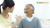 失智長輩不好好吃飯怎麼辦？營養師曝多重成因　照護沒有「萬用公式」！