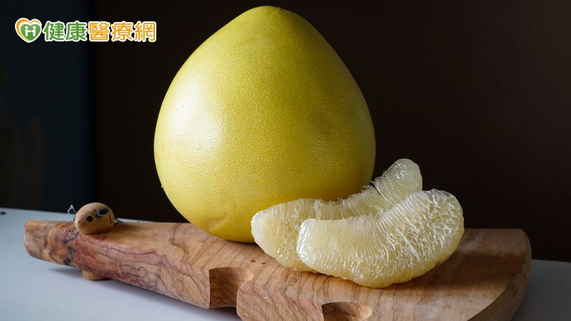 中秋節應景「淺嚐一兩瓣」即可，若一次吃到半顆以上，就可能導致藥效過強或增加副作用風險。
