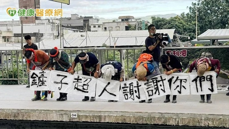 在塵土飛揚的災區，布口罩恐怕無法有效隔絕，外科口罩或醫療等級口罩才是兼顧呼吸與隔離的最佳解方。