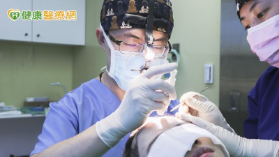 掉髮年輕化！壓力、作息不穩都可能是關鍵　醫師解析植髮選擇與保養重點