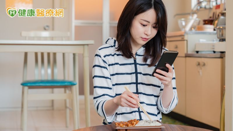 醫揭「10大生活習慣」不慎攝入塑化劑恐傷腎　吃飯滑手機也上榜