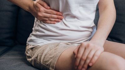 飯後脹氣、上腹悶痛吃胃藥沒效？醫示警「膽結石4症狀」快就醫，嚴重恐引敗血症