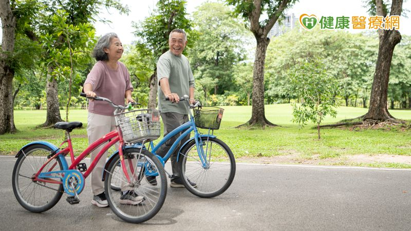 預防骨質疏鬆方法就是平常透過飮食、運動和日常好習慣來預防,平常可以適時曬曬太陽,攝取維生素D、促進鈣質吸收,增加骨細胞活性。