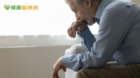 8旬翁變孤僻誤認憂鬱症　就醫才知腦部萎縮得「失智症」