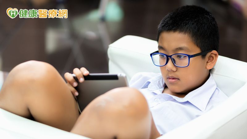 台灣兒童與青少年近視問題日益嚴重,根據國健署資料顯示,台灣近視人口比例居全球之冠,18歲以下青少年近視率更高達87.2%。