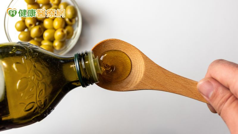 飲食資訊在社群媒體上快速傳播，真假難辨，但營養學的原則始終不變：均衡攝取、多樣選擇、適量烹調。 橄欖油在合理溫度下依然穩定、肉雞不含激素、黃豆更有保護作用。