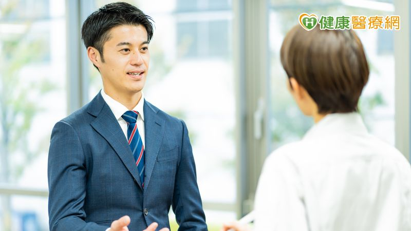 台北慈濟醫院血液腫瘤科林益庭醫師提醒，中壯年民眾務必養成定期健康檢查習慣，遠離血癌威脅。 