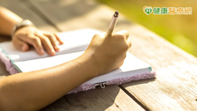 每天早上兩行字就能變幸運？專家揭一分鐘日記的神奇效應
