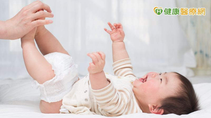 千萬不要忽略在幫寶貝換尿布時，髖關節處發出的小小「咔嗒」聲響，有可能是小寶貝的髖關節脫臼了。