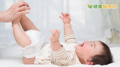 孩子換尿布有咔嗒怪聲？醫：恐是髖部問題　及早發現避免終生跛行