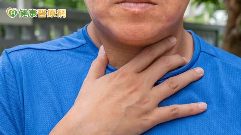 洪嘉聰醫師提醒，預防重於治療，民眾應避免菸、酒、檳榔，少吃煙燻、香腸等加工食品與過熱湯品，減少長期刺激，降低罹患食道癌風險。