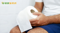 70歲老翁糞便潛血後未追蹤！8 年後竟變癌　堵塞全腸道了
