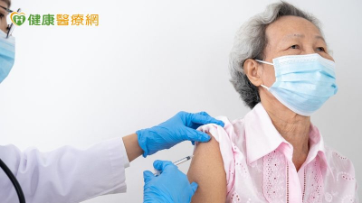 肺炎已成第三大死因！專家：65 歲以上務必接種「這2劑疫苗」