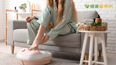 天冷長輩手腳常冰冷、難入睡！中醫推「泡腳養生」助循環暖全身