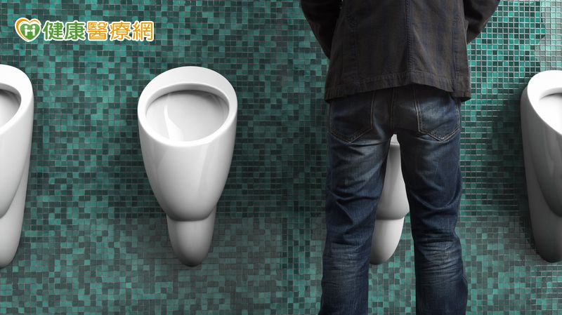 除攝護腺肥大外，若小便分岔同時伴隨排尿疼痛、感染反覆發作、血尿或異常分泌物，應警惕可能與攝護腺炎、尿道結石，甚至攝護腺癌相關。