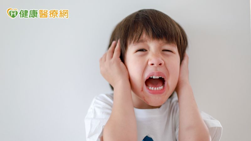 王曜院長表示，由於幼兒一般較難清楚表達不適，家長應留意中耳炎常見症狀包括持續哭鬧、拉扯耳朵、發燒、聽力暫時下降、講話變大聲等。