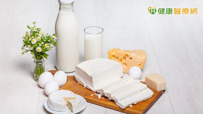 許多資料都用「每100公克」食物可提供多少鈣質來標示「含鈣量」，但卻忽略了這不是民眾每天應該吃的「食用量」。