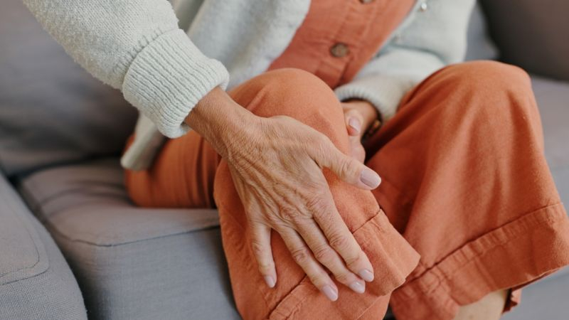 根據衛福部統計，台灣65歲以上長者平均每7人就有1人罹患骨質疏鬆，國人平均鈣質攝取更不達每日建議量的六成，是攝取量狀況最差的礦物質。（圖片來源：shutterstock）