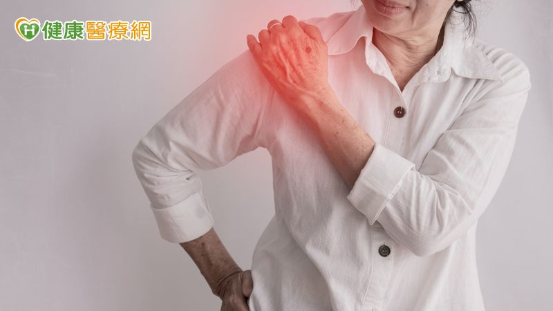 醫師提醒，旋轉袖肌腱破裂是可逆但需及早處理的疾病。若出現手臂無法抬舉、夜間疼痛或肩膀持續痠痛，就應儘早就醫檢查。