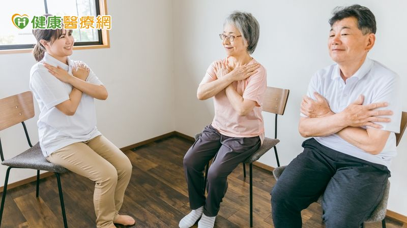 只要每天花一點時間活動筋骨，加上一點點環境調整，長輩們就能「走得穩、站得久」。