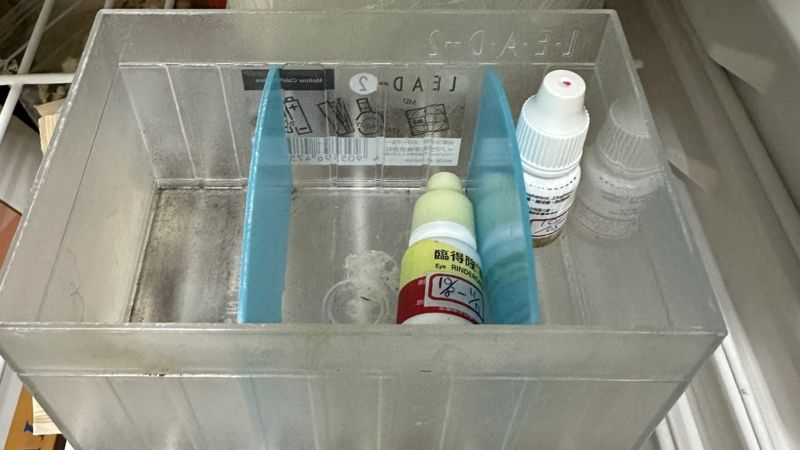 眼藥水使用完畢後務必蓋緊瓶蓋，並存放於陰涼處，避免日曬高溫。圖：北榮桃園分院提供