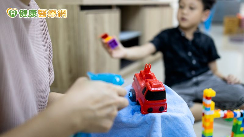 疾管署提醒，腸病毒傳染力強，無論成人或小孩都有感染風險，提醒大人出外返家後，務必先更衣，在摟抱、餵食嬰幼兒前，應以肥皂或洗手乳正確洗手，並時常清洗及消毒幼兒常接觸物品及玩具，保持幼兒活動空間環境通風，以降低嬰幼兒感染腸病毒的機會。