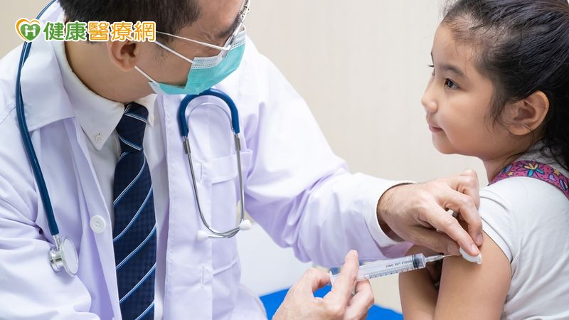 新冠病毒感染後併發重症風險較流感病毒高，尤其是65歲以上長者及具慢性病等高風險族群更應加強注意，且接近年末聖誕跨年等活動頻繁，疾病傳播風險上升。