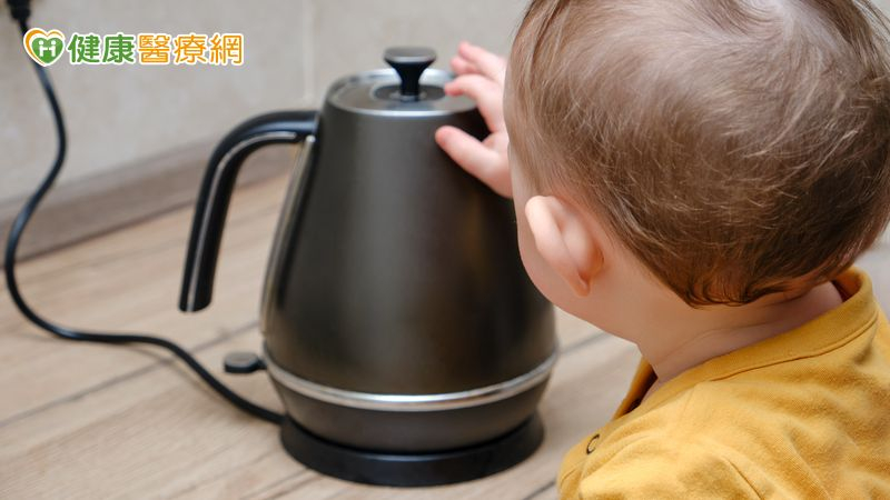 國民健康署提醒，電暖器、火鍋、熱湯與熱水澡等家中常見熱源，都可能造成兒童燙傷。