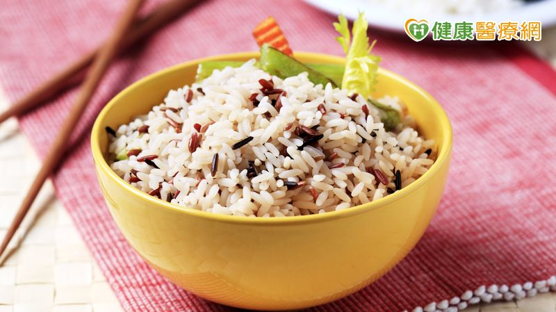 全穀類的穀糧少了加工後的‘甜味’，保留了部分的穀物味和苦澀味，味道也更加平淡，因此須通過不同食材的搭配，幫助全穀糧增香提味。